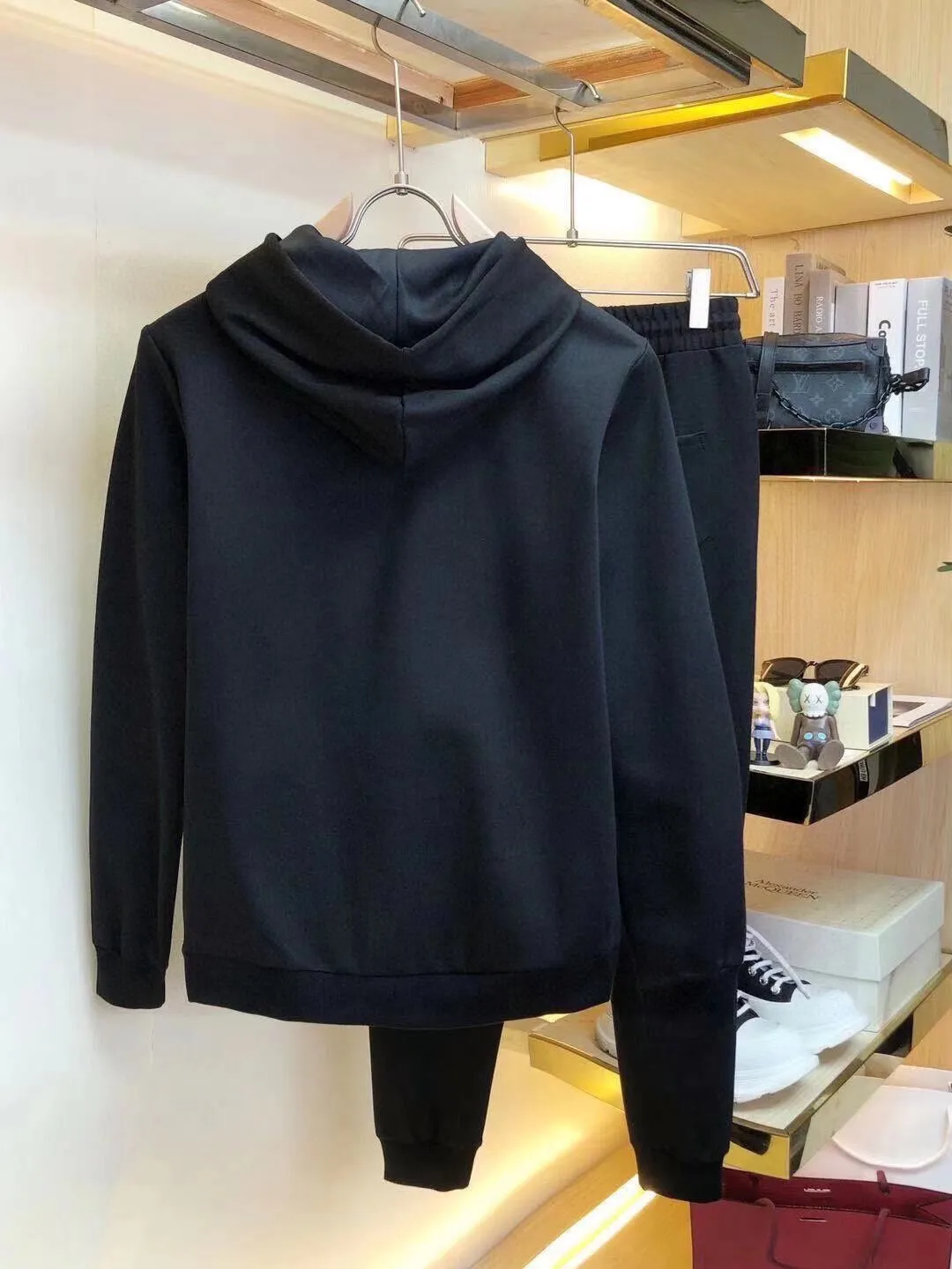 🅿️400 [LV Louis Vuitton] (Fat Man Gospel) hot-selling suit is coming. Focus on the original version of the official website. 2025 new hot-selling cardigan sweater suit. The original order is the best. 🇭🇰The meticulous work of top designers is dedicated to a fitting and perfect upper body effect. 100% natural high-quality Roman cotton, close-fitting comfort, noble and elegant! Original hardware embodies elegance and nobility! Counter size: M-5XL (maximum wear up to 220 pounds)